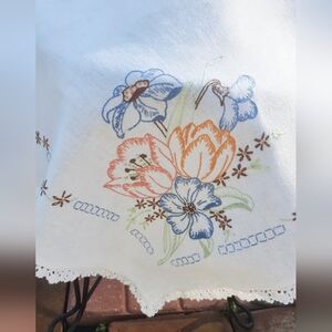 EARLY 1900'S SMOOTH COTTON TABLECLOTH WITH LACE AND HAND EMBROIDERY